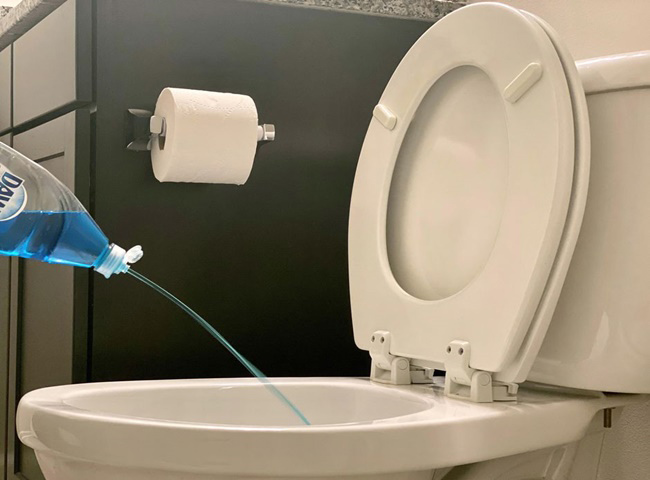 Cách thông bồn cầu bằng nước rửa chén cực nhanh