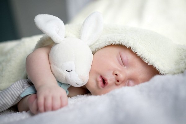 Mẹo để bé không ngủ ngày thức đêm, không quấy khóc
