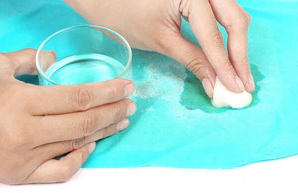 Cách tẩy kẹo cao su dính vào quần áo tại nhà